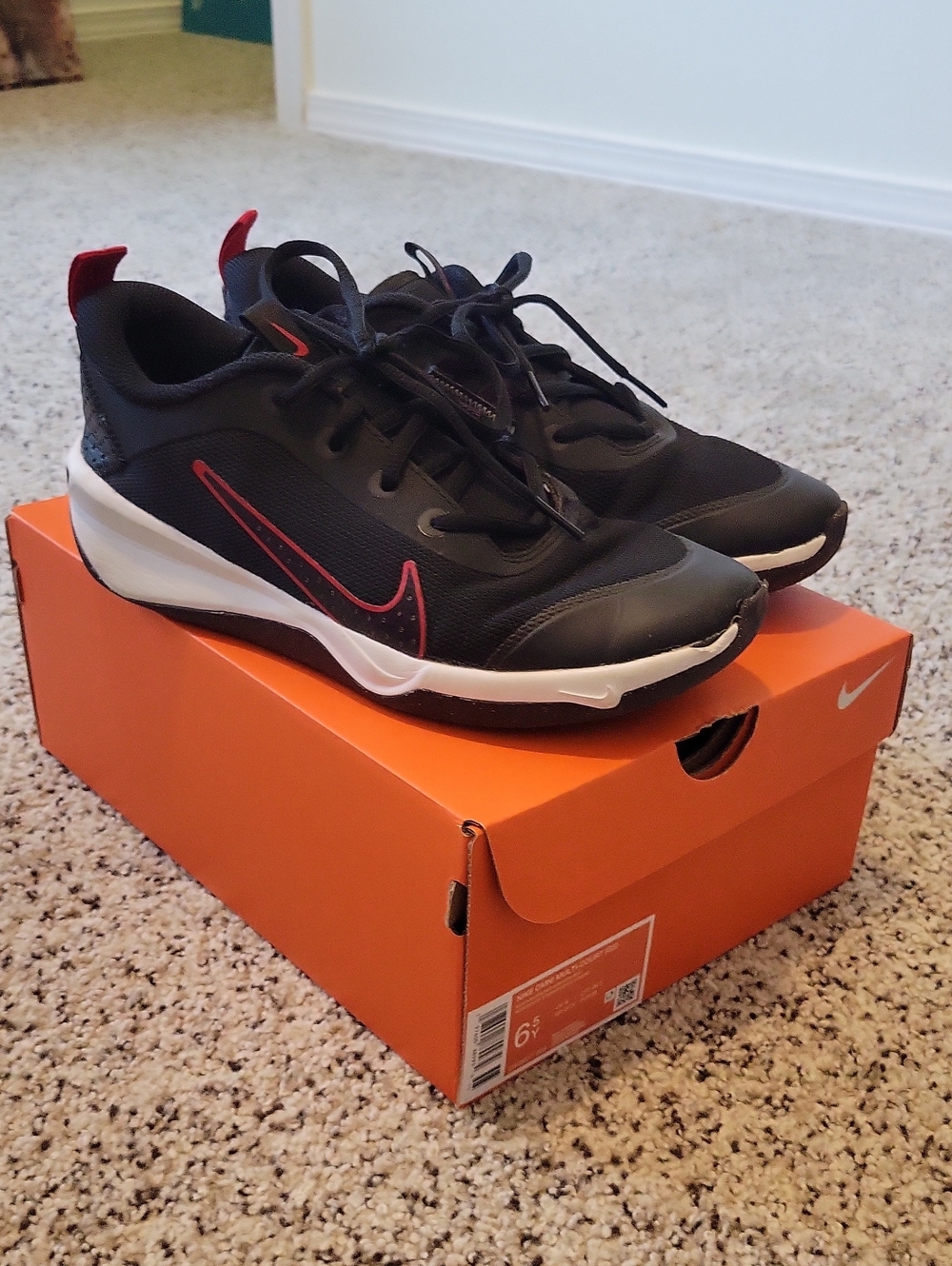 Nike Omni Multi-Court Black Sneakers with Red Accents and White Midsole (Kids)